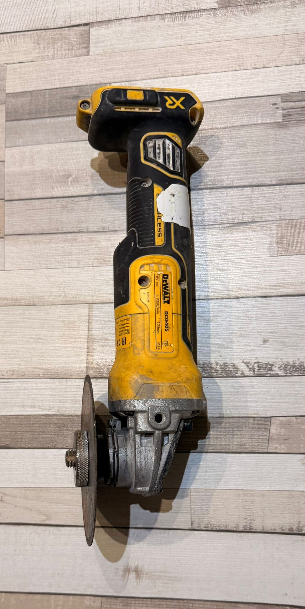 Szlifierka kątowa DeWALT 125mm w użyciu